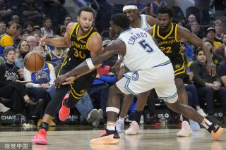 足球场上并 足球场上并